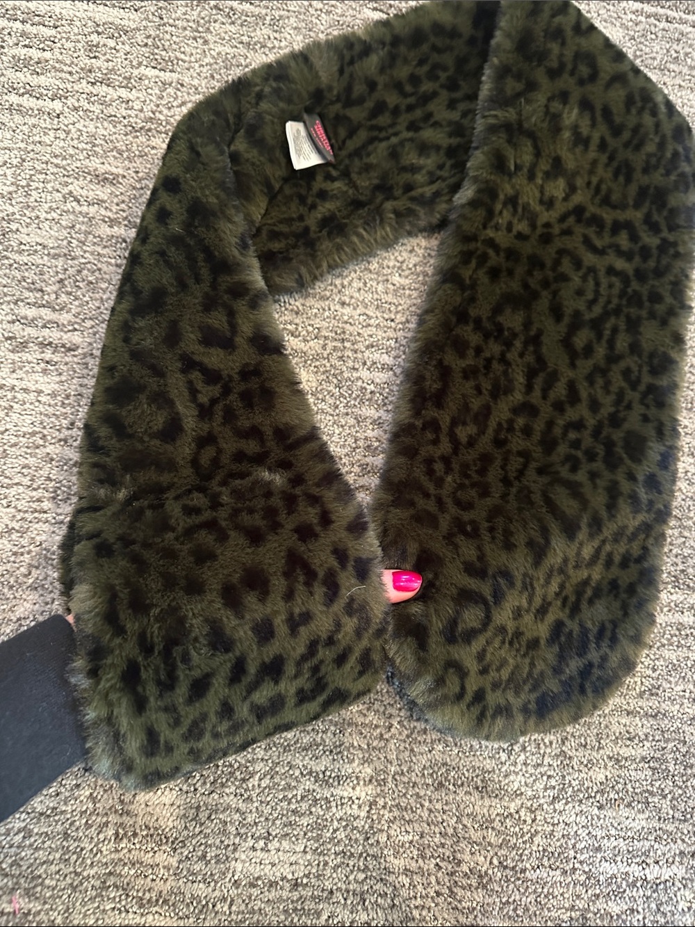 Christian Siriano Olive Green Leopard Faux Fur Scarf - Picture 8 of 9